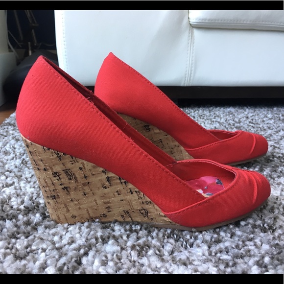 Rampage crimson red Kayson wedge heels sandals, 5.5 NWOT - Picture 4 of 10